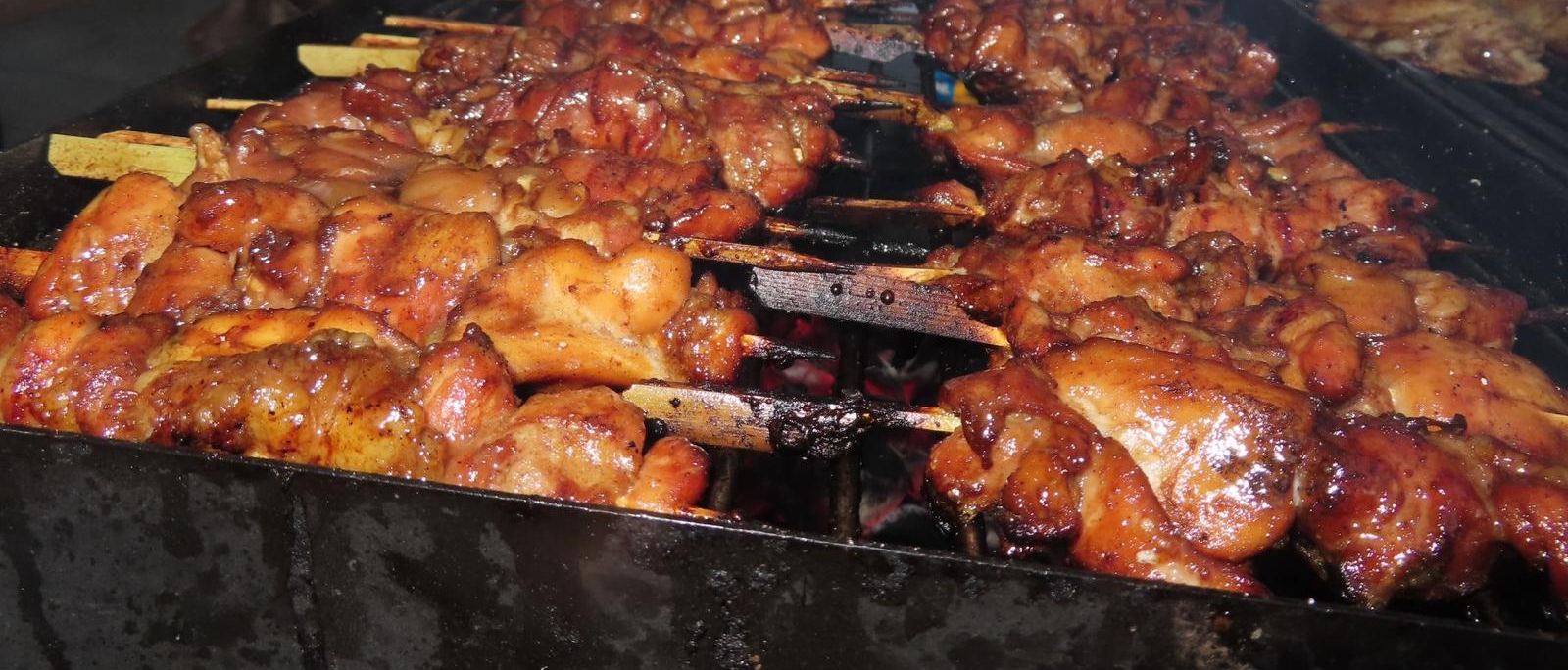 Saté op de houtskoolgrill