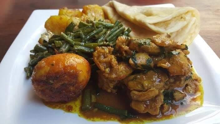 Roti met kip, kousenband, aardappel en ei
